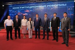 Второй справа - заместитель директора ЦИЭР Мухсинжон Холмухамедов