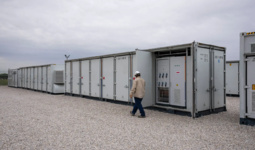 Почему американские автокомпании хотят производить гигантские батареи