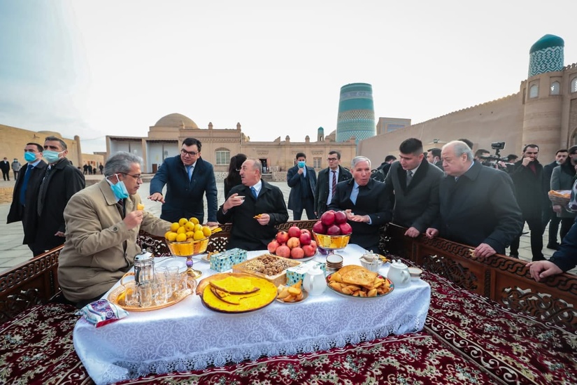 Turkiya tashqi ishlar vaziri Mevlut Chavusho‘g‘li boshchiligidagi delegatsiya O‘zbekistonning Xiva, Buxoro hamda Samarqand shaharlarida bo‘ldi (+foto)