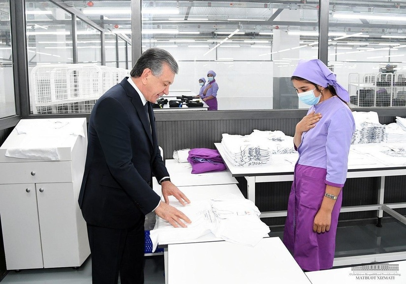 Shavkat Mirziyoyev Andijon shahrida 10 yil qarovsiz yotgan, hozirda zamonaviy binoga aylangan korxonani borib ko‘rdi Shavkat Mirziyoyev Andijon shahrida 10 yil qarovsiz yotgan, hozirda zamonaviy binoga aylangan korxonani borib ko‘rdi