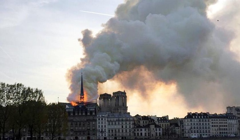 Загорелся собор Парижской Богоматери