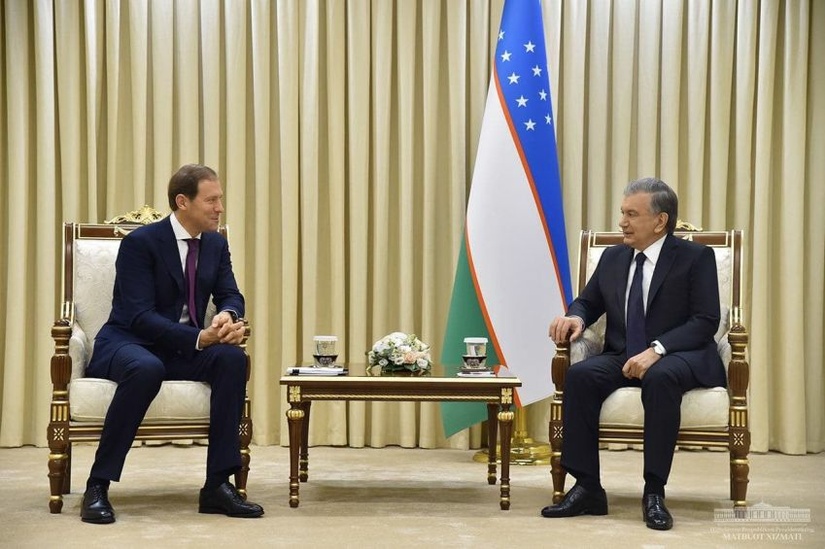 Президент Узбекистана вместе с главой Минпромторга России принял участие в открытии Ташкентского металлургического завода