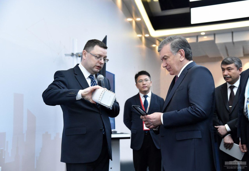 Президент Узбекистана посетил Центр инноваций компании «Huawei»