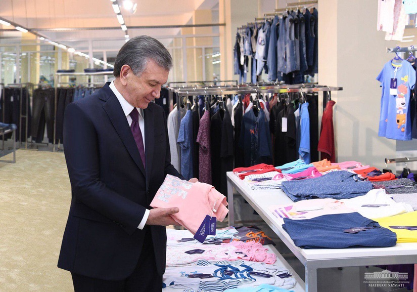 В Сурхандарье Президент ознакомился с современным швейным предприятием