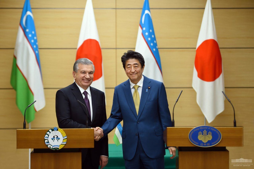 Шавкат Мирзиёев и Синдзо Абэ подписали Совместное заявление Шавкат Мирзиёев и Синдзо Абэ подписали Совместное заявление