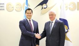 Сардор Умирзаков ЕОИК раиси билан логистика ва божхона жараёнларини соддалаштириш, мавжуд бўлган тўсиқларни олиб ташлаш тўғрисида мунозара олиб борди