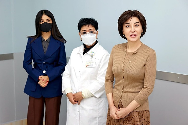 Xonandalarimizning erotik suratlari qattiq xojayin bilan porno