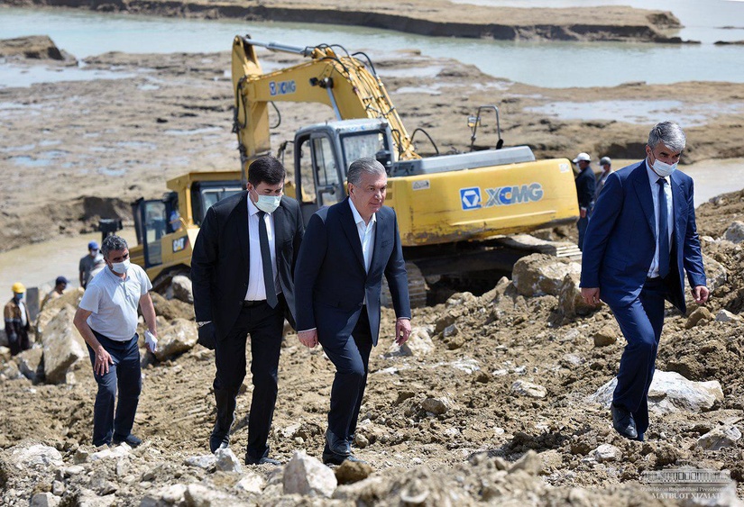 Shavkat Mirziyoyev Sardoba suv omboriga borib, to‘g‘onni tiklash ishlarini ko‘zdan kechirdi (foto)