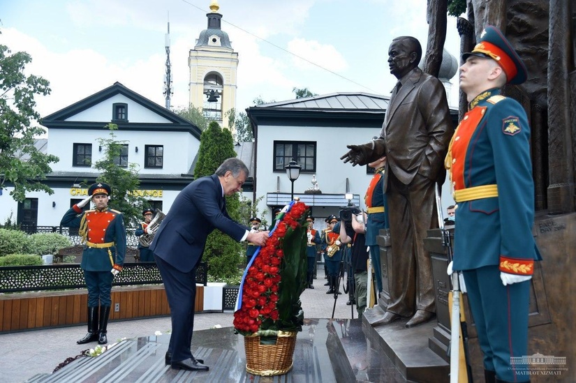 Shavkat Mirziyoyev O‘zbekistonning Birinchi Prezidenti haykali poyiga gulchambar qo‘ydi (foto)