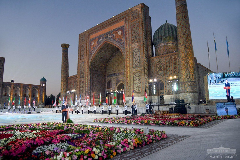 Шавкат Мирзиёев открыл фестиваль «Шарк тароналари» Шавкат Мирзиёев открыл фестиваль «Шарк тароналари»