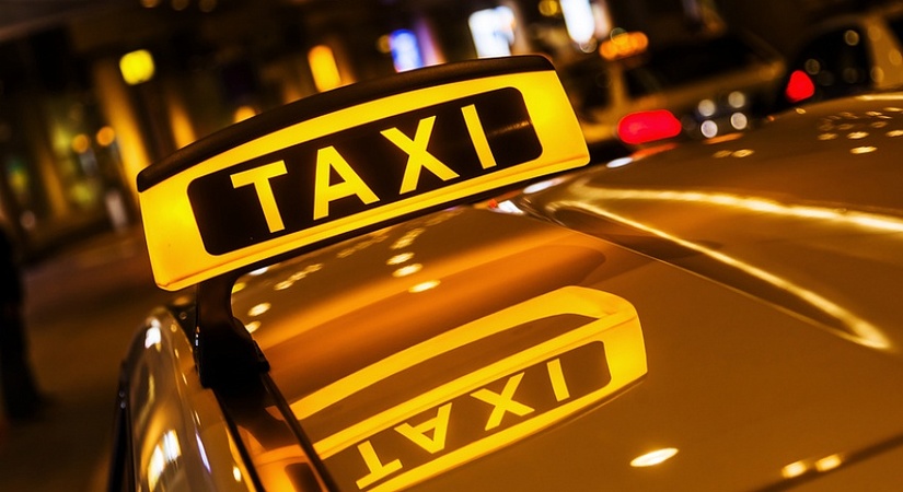 Taksi litsenziyasiga ega avtomobillarga stiker talab etilmaydi
