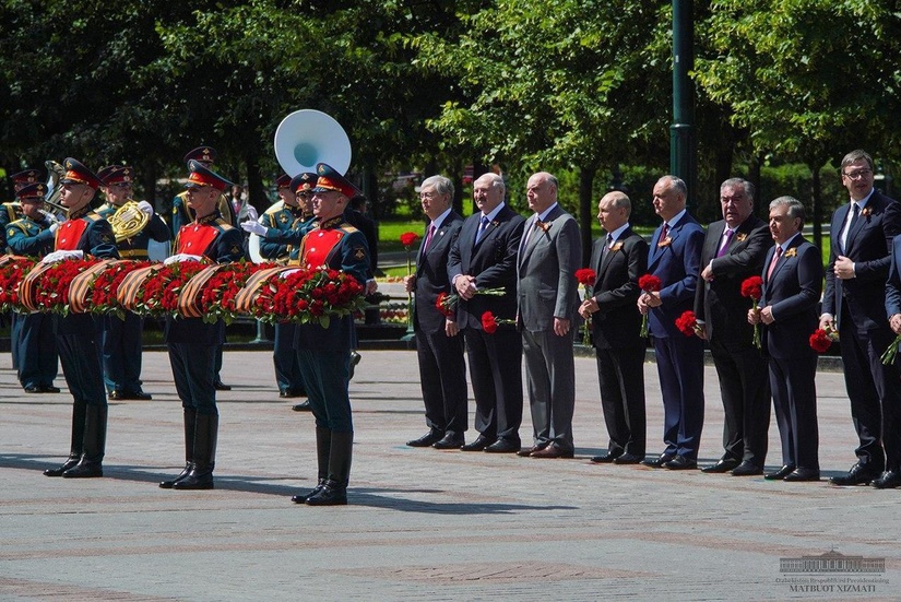 Shavkat Mirziyoyev boshqa davlat Prezidentlari bilan birga “Noma’lum askar” yodgorligiga gul qo‘ydi (foto)