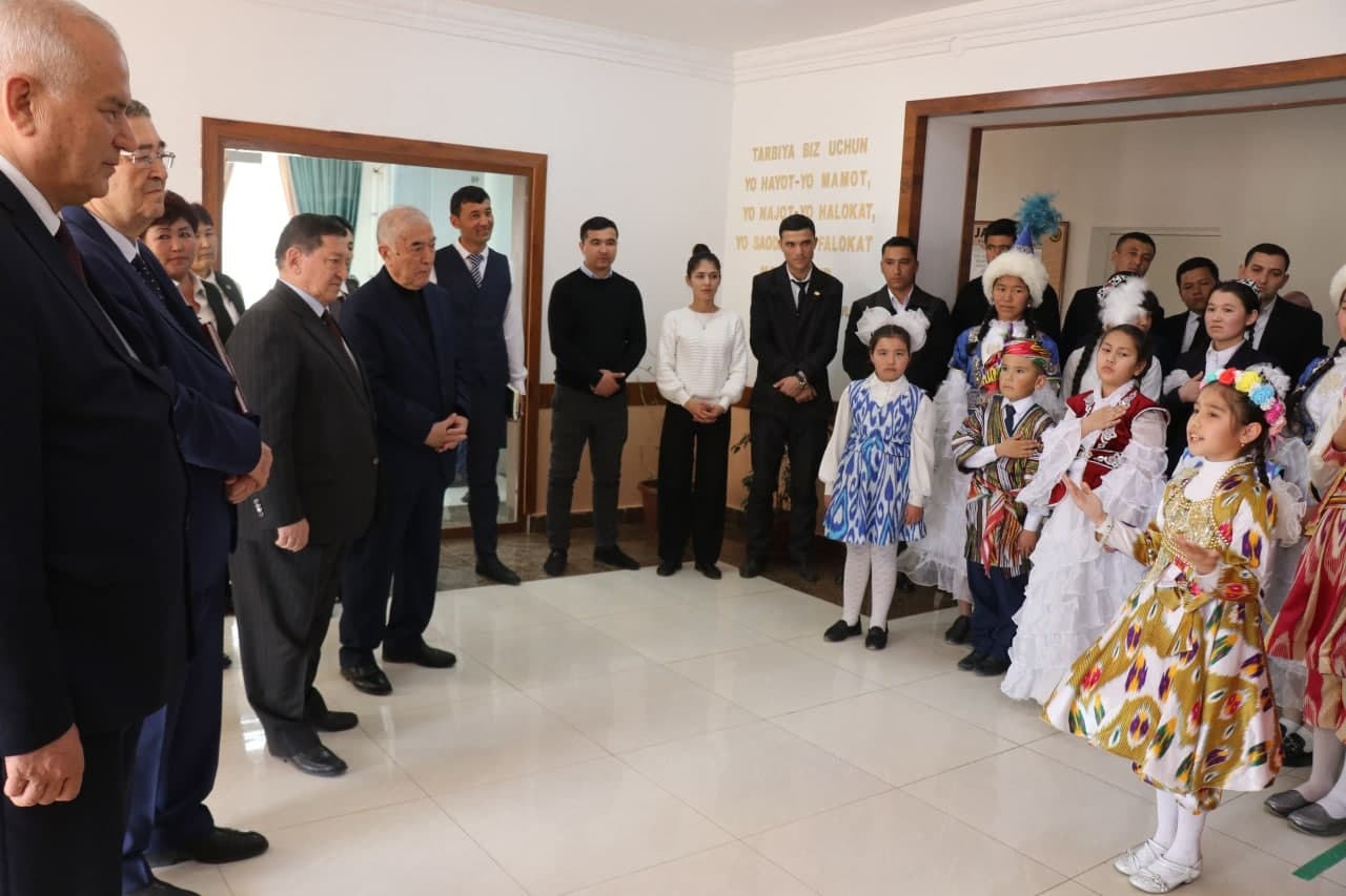 Soqollangan va ochiq mushukning fotosurati Saggy kokrak videolar