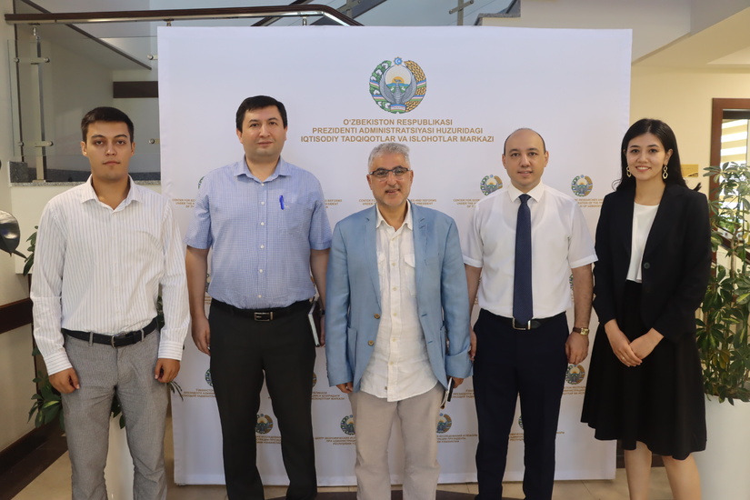 В ЦЭИР обсудили применение передового опыта по проведению социологических исследований в Узбекистане