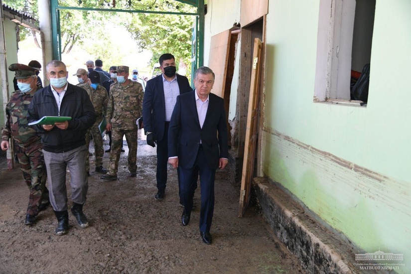 Shavkat Mirziyoyev o‘z uylariga qaytgan odamlar bilan muloqotda bo‘ldi (foto)