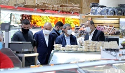 Abdulla Aripov va Jahongir Ortiqxo‘jayev savdo ob’yektlariga borib, karantin talablariga rioya etilishini o‘rgandi (+foto)