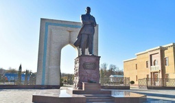 Davlatimiz rahbari Abdulla Qodiriy haykalining ochilish marosimida ishtirok etib, uning poyiga gul qo‘ydi