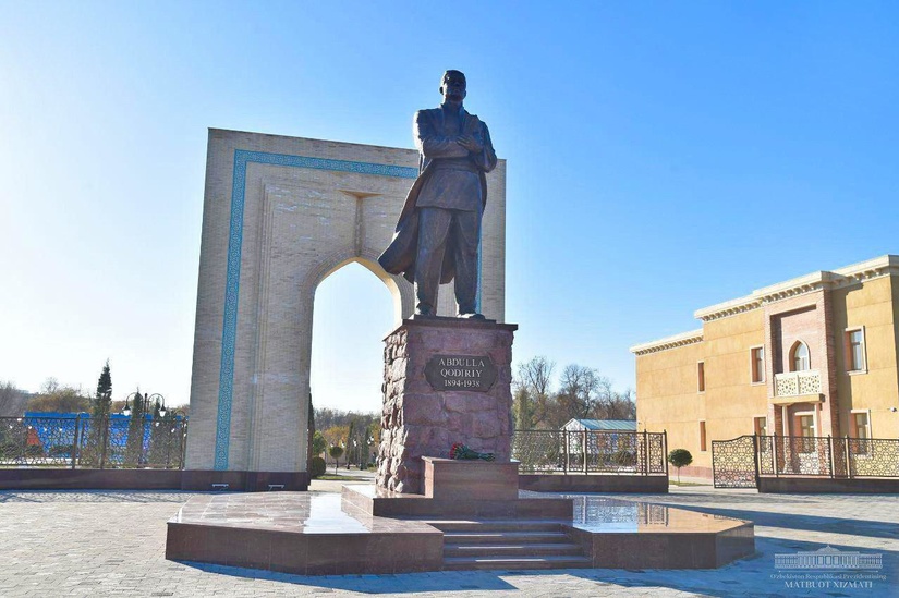 Davlatimiz rahbari Abdulla Qodiriy haykalining ochilish marosimida ishtirok etib, uning poyiga gul qo‘ydi Davlatimiz rahbari Abdulla Qodiriy haykalining ochilish marosimida ishtirok etib, uning poyiga gul qo‘ydi
