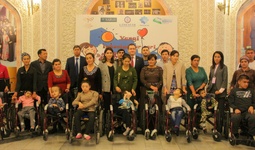 100 инвалидных колясок вручили нуждающимся детям