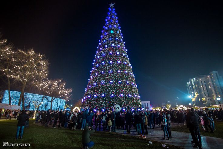 Nikol Sherzinger butunlay yalangoch