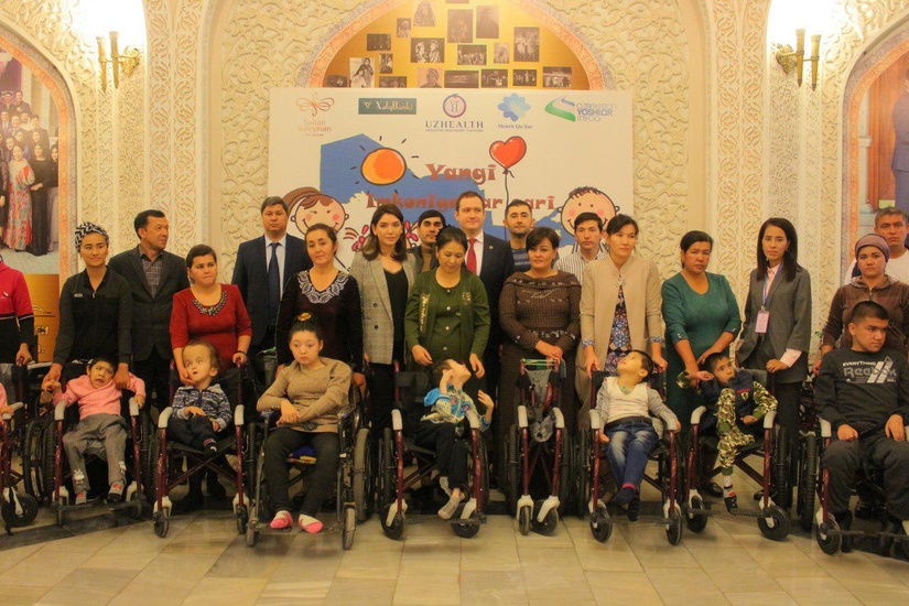 100 инвалидных колясок вручили нуждающимся детям
