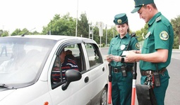 Ҳайдовчи ЙПХ ходими билан ўзаро муносабатда автомобиль кабинасидан чиқиши шартми?