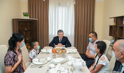 Shavkat Mirziyoyev 14 yildan beri ijarada yashab yurib, endi o‘z uyiga ega bo‘lgan oila mehmoni bo‘ldi (foto)