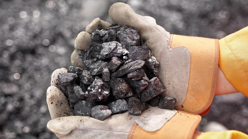 Блумберг: уголь после обвала цен на нефть стал самым дорогим ископаемым топливом в мире