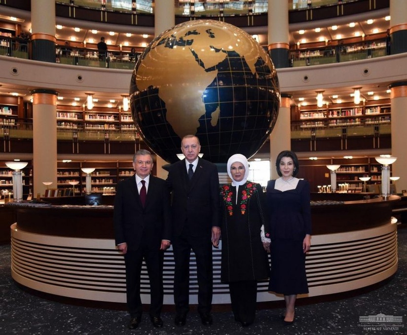 Shavkat Mirziyoyev va Ziroat Mirziyoyeva Turkiya Prezidenti huzuridagi Xalq kutubxonasi bilan tanishdi (foto) Shavkat Mirziyoyev va Ziroat Mirziyoyeva Turkiya Prezidenti huzuridagi Xalq kutubxonasi bilan tanishdi (foto)