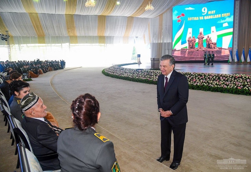Президент поздравил ветеранов с праздником (фото)