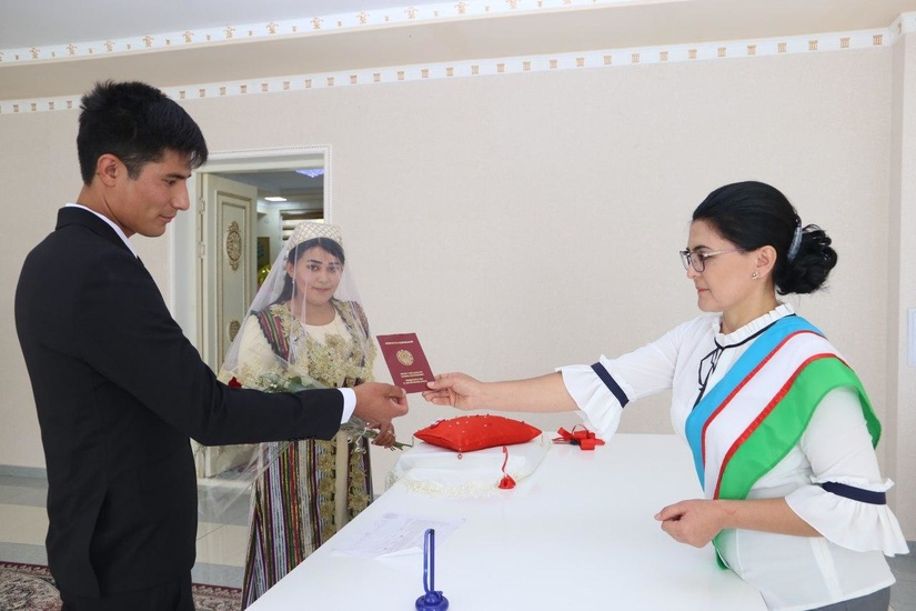 O‘zbekistonda rasman qo‘sh familiyalikka ruxsat berildi O‘zbekistonda rasman qo‘sh familiyalikka ruxsat berildi