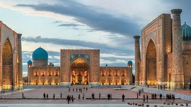 Ikkita hol qiz issiq yigitga erotik nuru massajini beradi