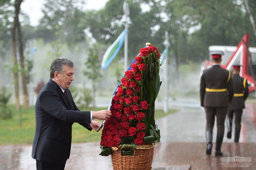 Шавкат Мирзиёев «Матонат мадҳияси» ёдгорлик мажмуасига гул қўйди (фото) Шавкат Мирзиёев «Матонат мадҳияси» ёдгорлик мажмуасига гул қўйди (фото)