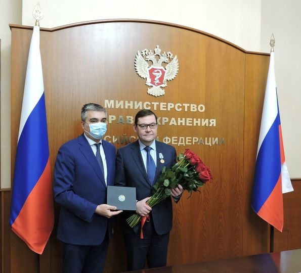 Shavkat Mirziyoyev Rossiya sog‘liqni saqlash vaziri va uning o‘rinbosarini “Mehr-saxovat” ko‘krak nishoni bilan taqdirladi Shavkat Mirziyoyev Rossiya sog‘liqni saqlash vaziri va uning o‘rinbosarini “Mehr-saxovat” ko‘krak nishoni bilan taqdirladi