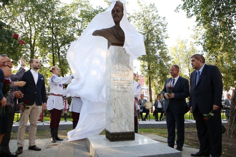 Памятник-бюст узбекскому поэту Алишеру Навои открыт в Минске