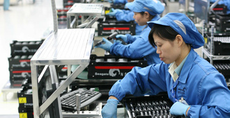 China Manufacturing Slumps on US Levies, Spurring Stimulus Calls