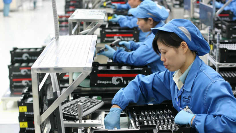 China Manufacturing Slumps on US Levies, Spurring Stimulus Calls China Manufacturing Slumps on US Levies, Spurring Stimulus Calls