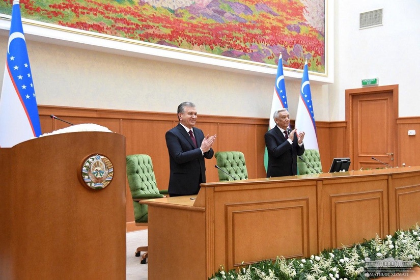 Президент Шавкат Мирзиёев выступает на первом заседании Сената Олий Мажлиса