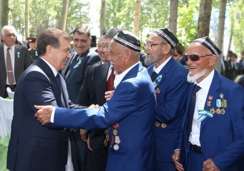 Balkonda etuk ayoldan Blowjob 80 yoshli buvi porno