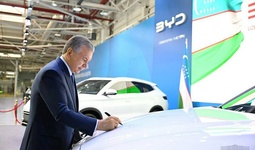 Жиззахдаги BYD заводидан илк электромобиллар чиқди