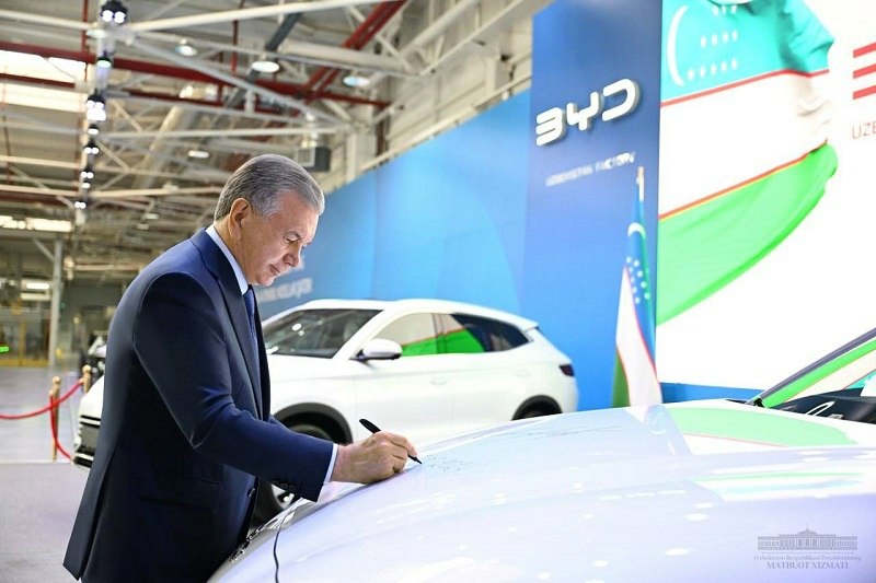 Жиззахдаги BYD заводидан илк электромобиллар чиқди Жиззахдаги BYD заводидан илк электромобиллар чиқди