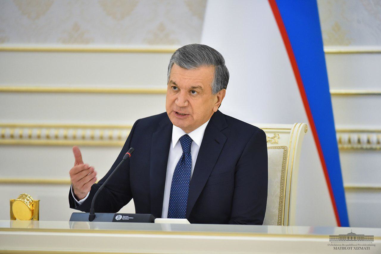 Xotin karta qarzini tolaydi. Xotin karta qarzini tolaydi.